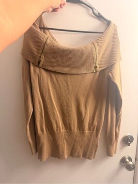 Guess- Women's Off-Shoulder Ribbed Knit Sweater - Camel